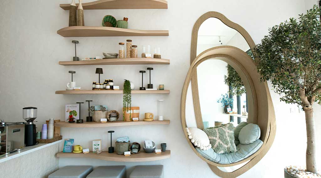 Nichos e prateleiras para decoração - Foto de Mennah Aman na Unsplash