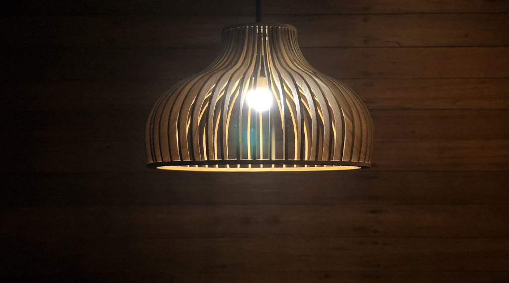 iluminação sustentável, lâmpadas LED econômicas, iluminação ecológica, luminárias sustentáveis, luz natural em ambientes internos, como economizar energia com iluminação LED, vantagens da iluminação solar residencial, ideias de iluminação sustentável para jardins, sensores de presença para economia de energia, projetos de iluminação com foco em sustentabilidade, eficiência energética na iluminação, design de iluminação eco-friendly, iluminação com baixo consumo de energia, soluções de iluminação verde, iluminação inteligente para economia de energia - Foto de Reimond de Zuñiga na Unsplash